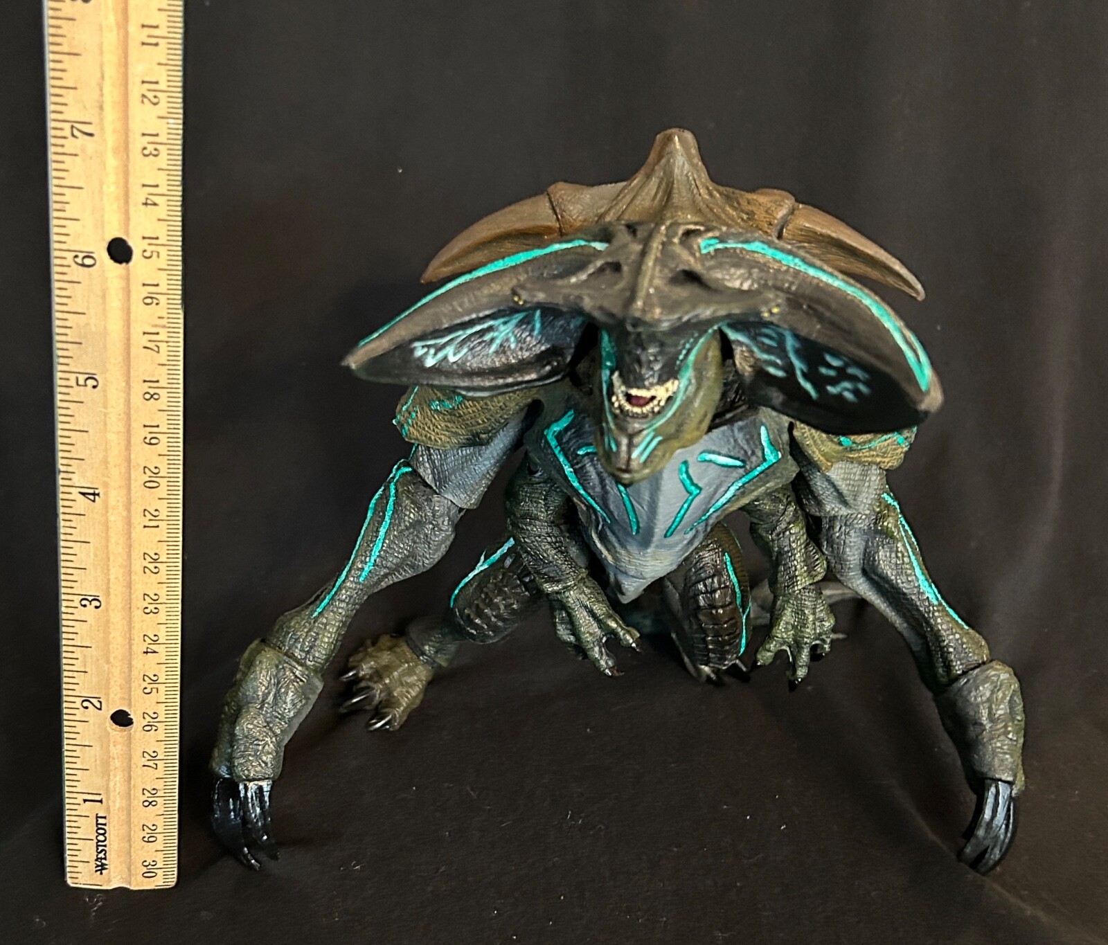Pacific Rim 2014 NECA Kaiju Scunner Deluxe Series