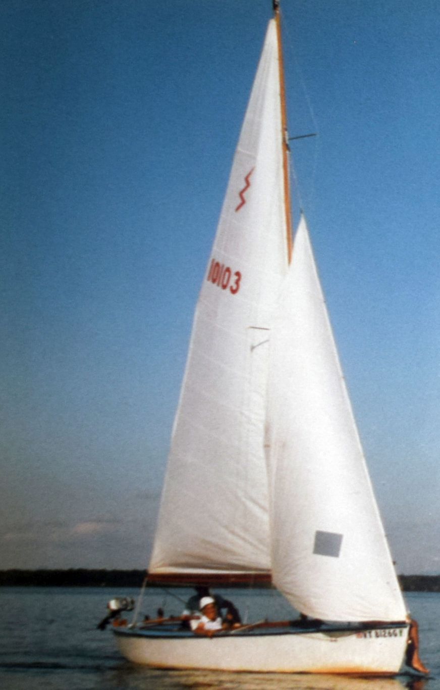 1966/67 Lighting 19' Sailboat 10103 racer/cruiser fiberglass monohull Great Cond