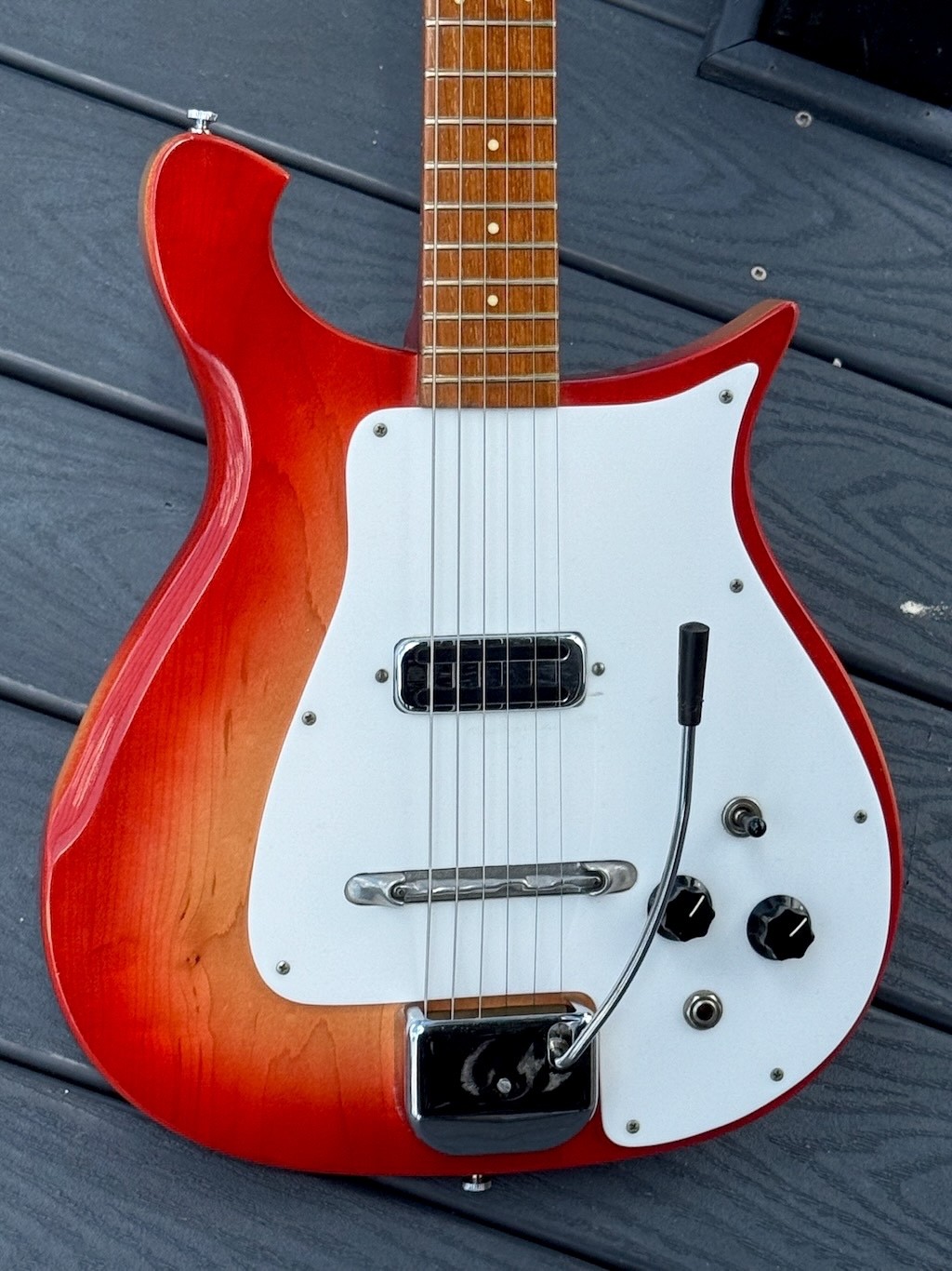 ギター Rickenbacker 425 Vintage 1960s Rickenbacker 425 Cherry Sunburst Solid Body