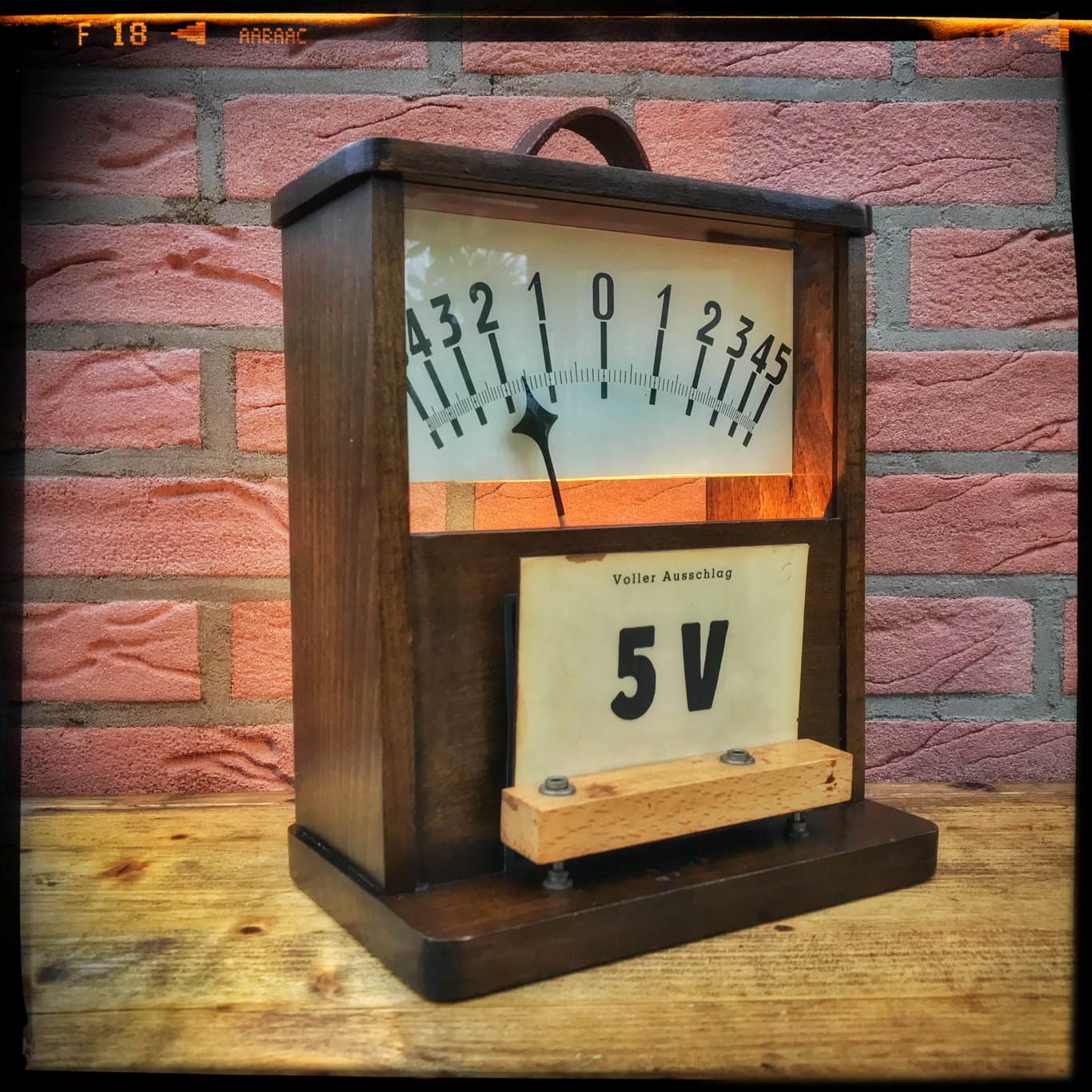 Altes Schul-Galvanometer mit Beleuchtung, Steampunk, Teslapunk, Loft, vintage
