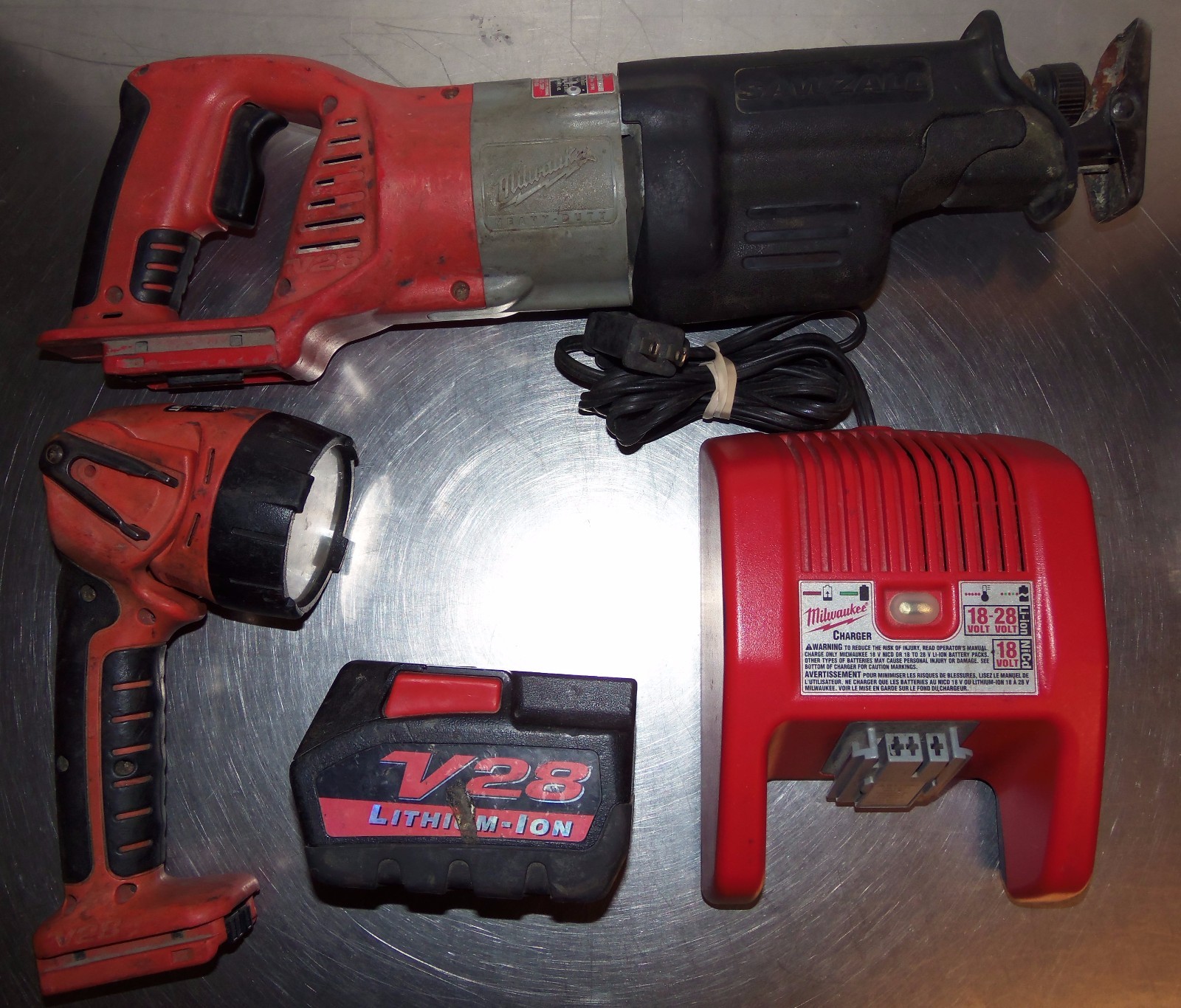 Milwaukee 28V Set Sawzall, Circular Saw, Drill, Flash Light, Battery Charger Kit