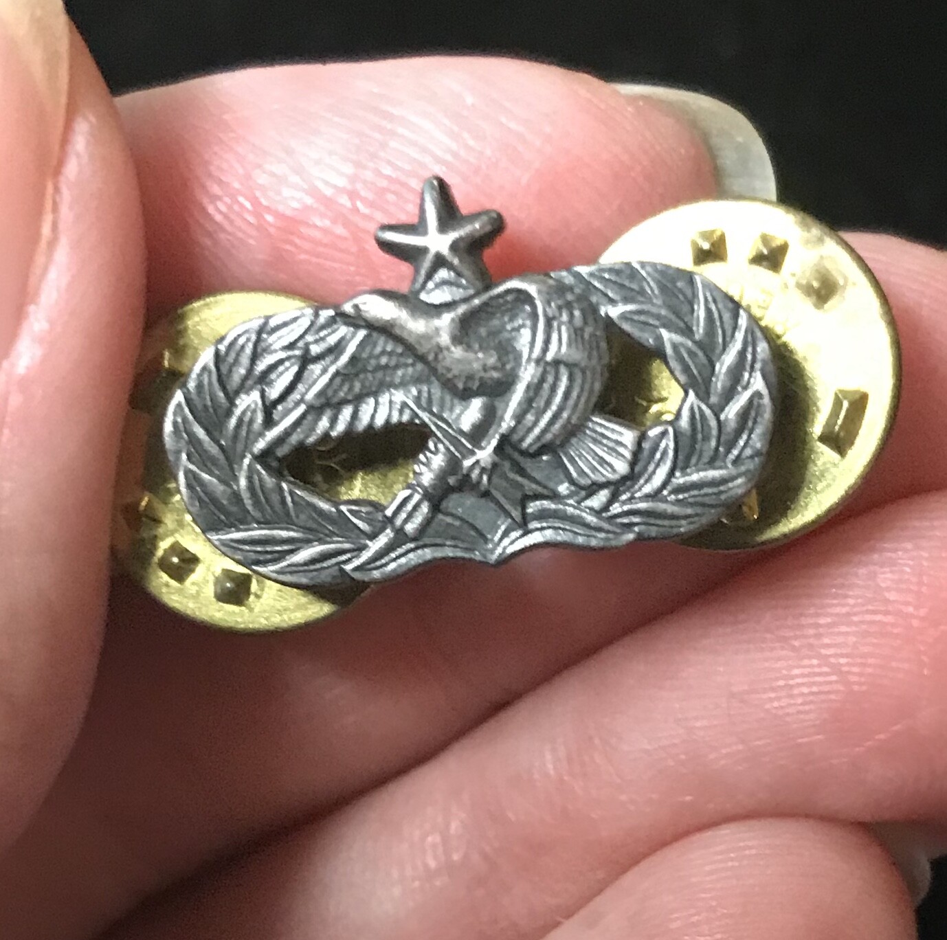 VINTAGE MILITARY EAGLE with BOMB, ARROW and STAR L-22 SERVICE AWARD LAPEL  PIN