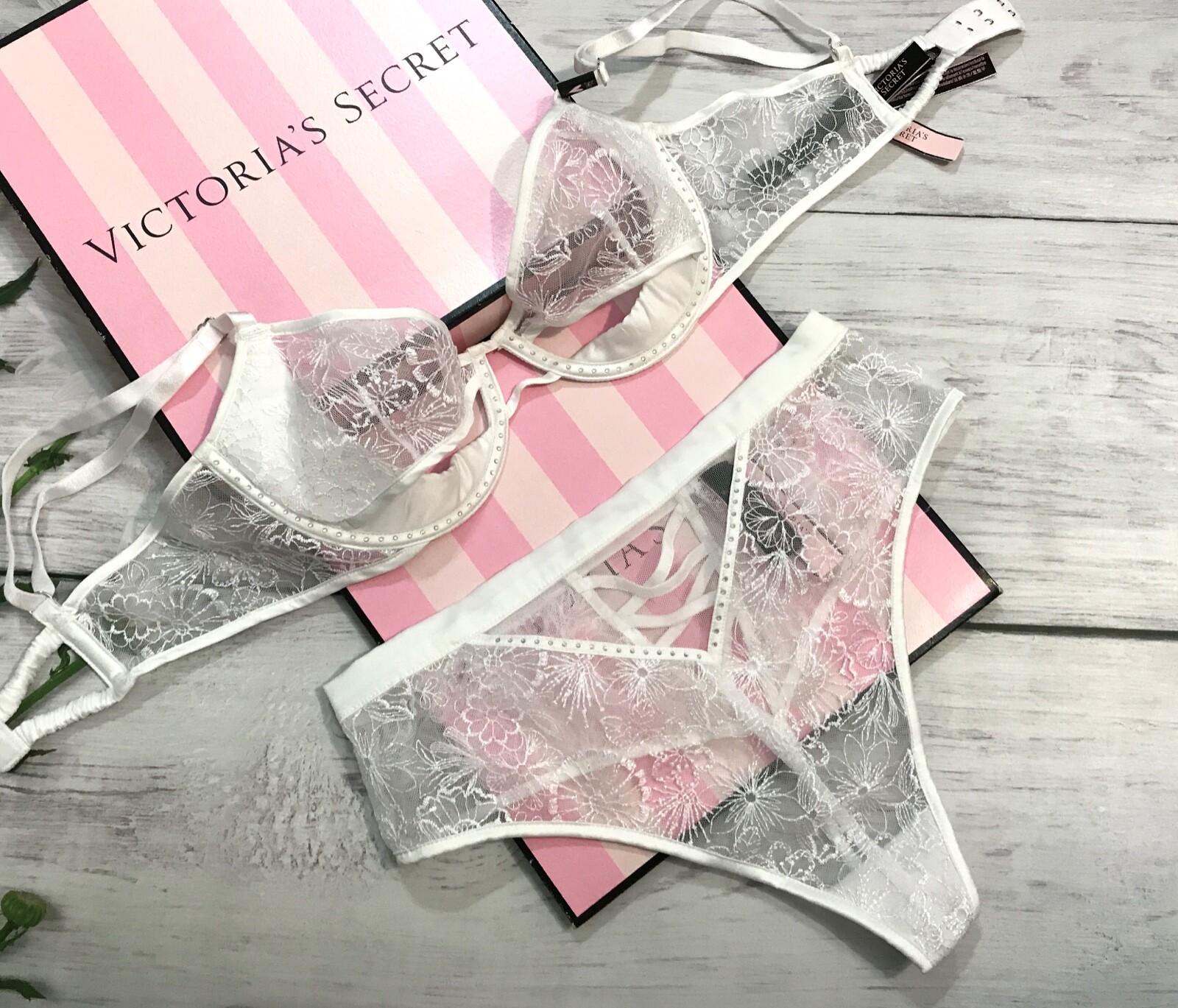 

LUXE VICTORIA SECRET Черный бюстгальтер с вышивкой Peek A-Boo и стринги с цветочным принтом, Белый, Luxe Lingerie