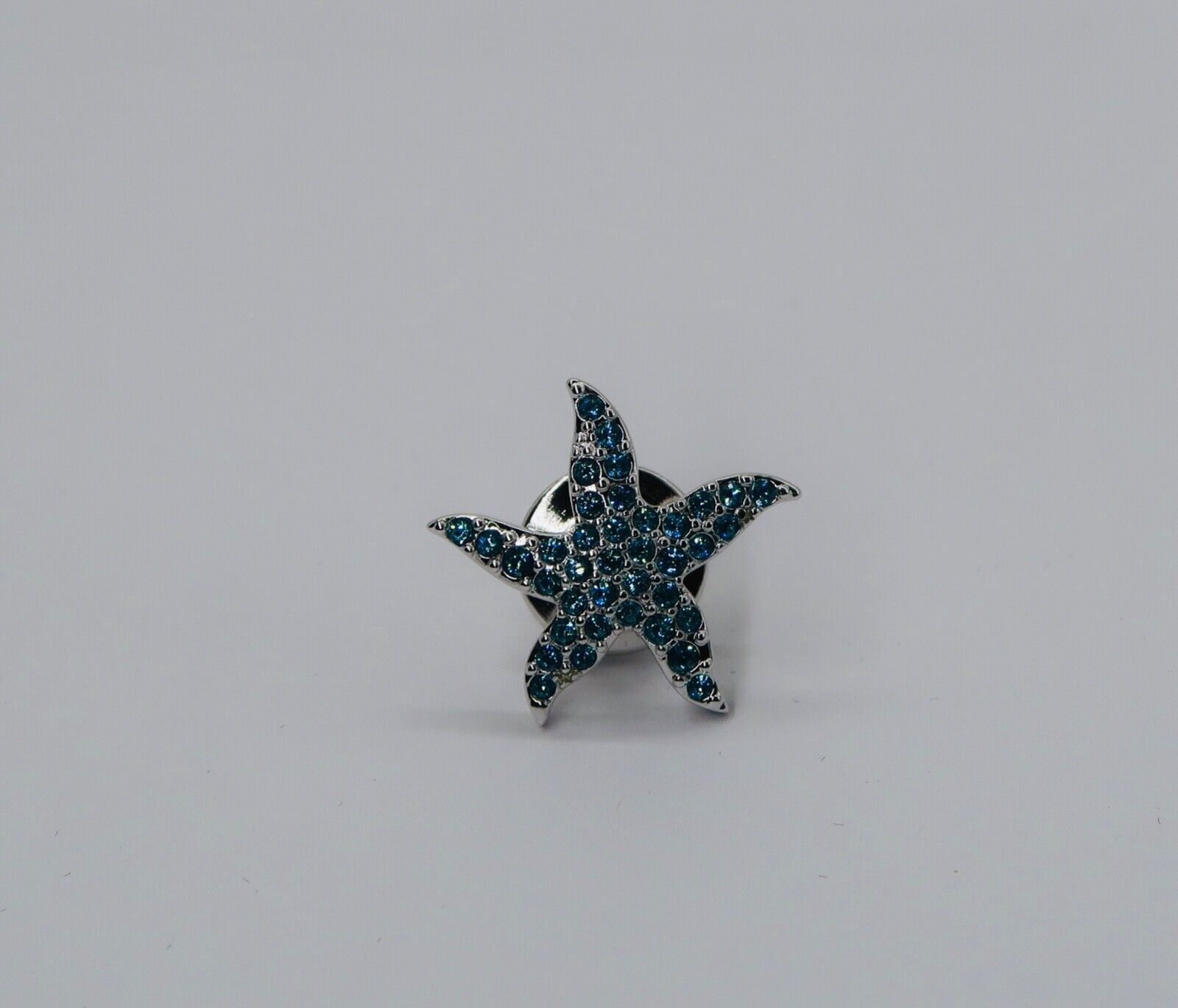 Genuine SWAROVSKI Crystal Star Fish Blue Pave Nautical Sea Star Tack Pin NEW Genuine SWAROVSKI Crystal Star Fish Blue Pave Nautical Sea Star Tack Pin NEW