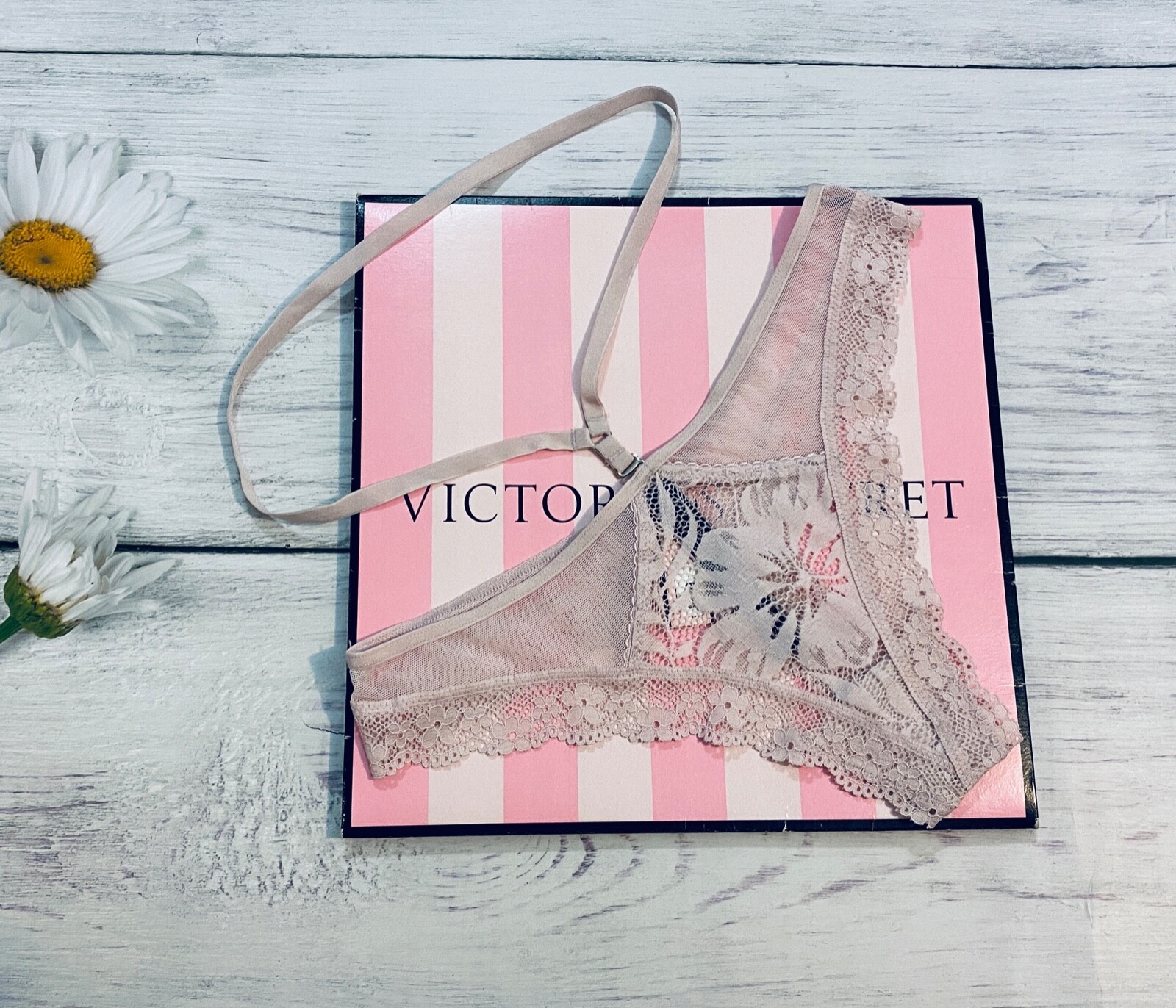 

Очень сексуальные трусики-стринги Victorias Secret с пальмовым кружевом и лавандовым камнем светло-розового цвета SL, Lavender pink