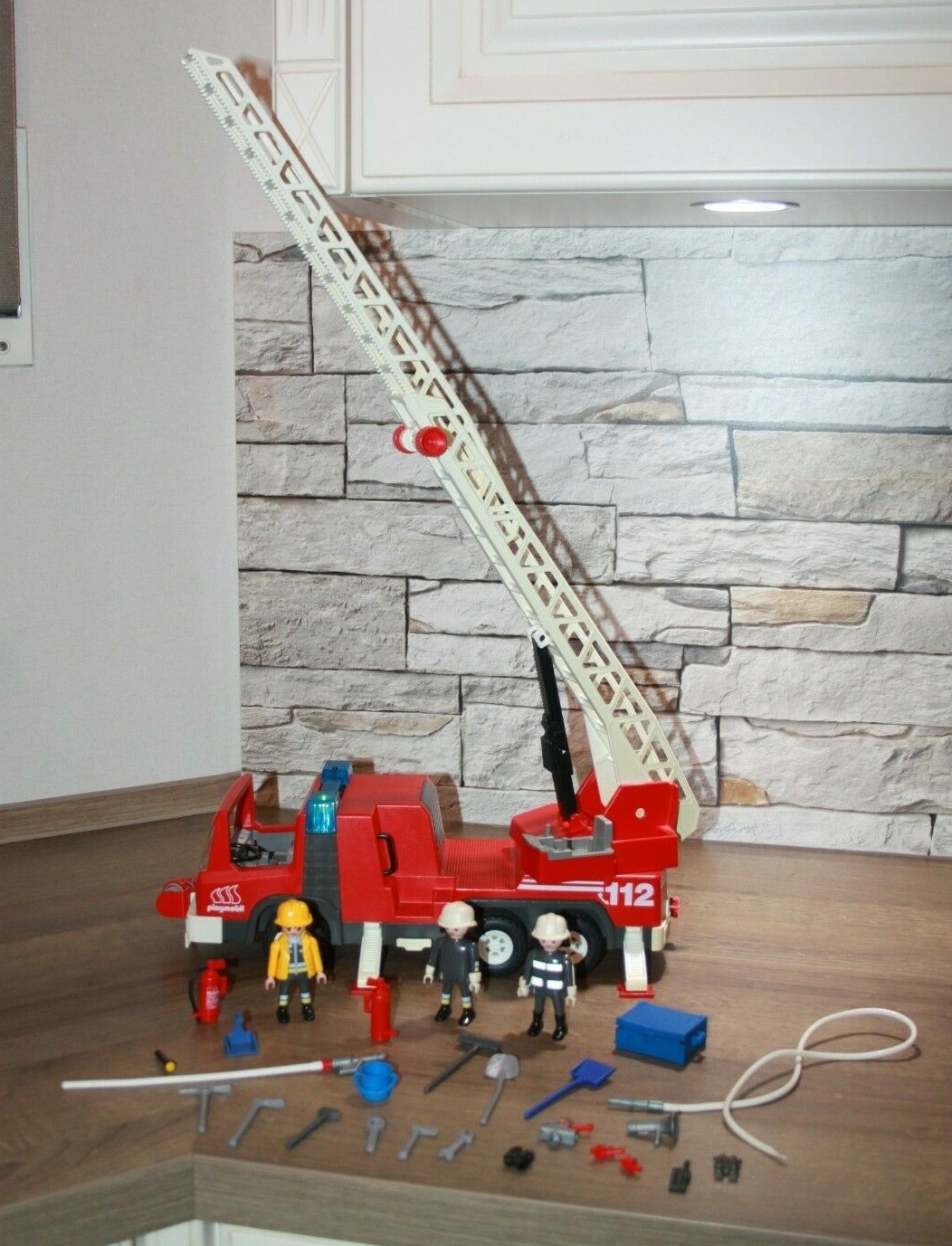 Playmobil Feuerwehr Leiterwagen mit Licht Figuren und Zubehör