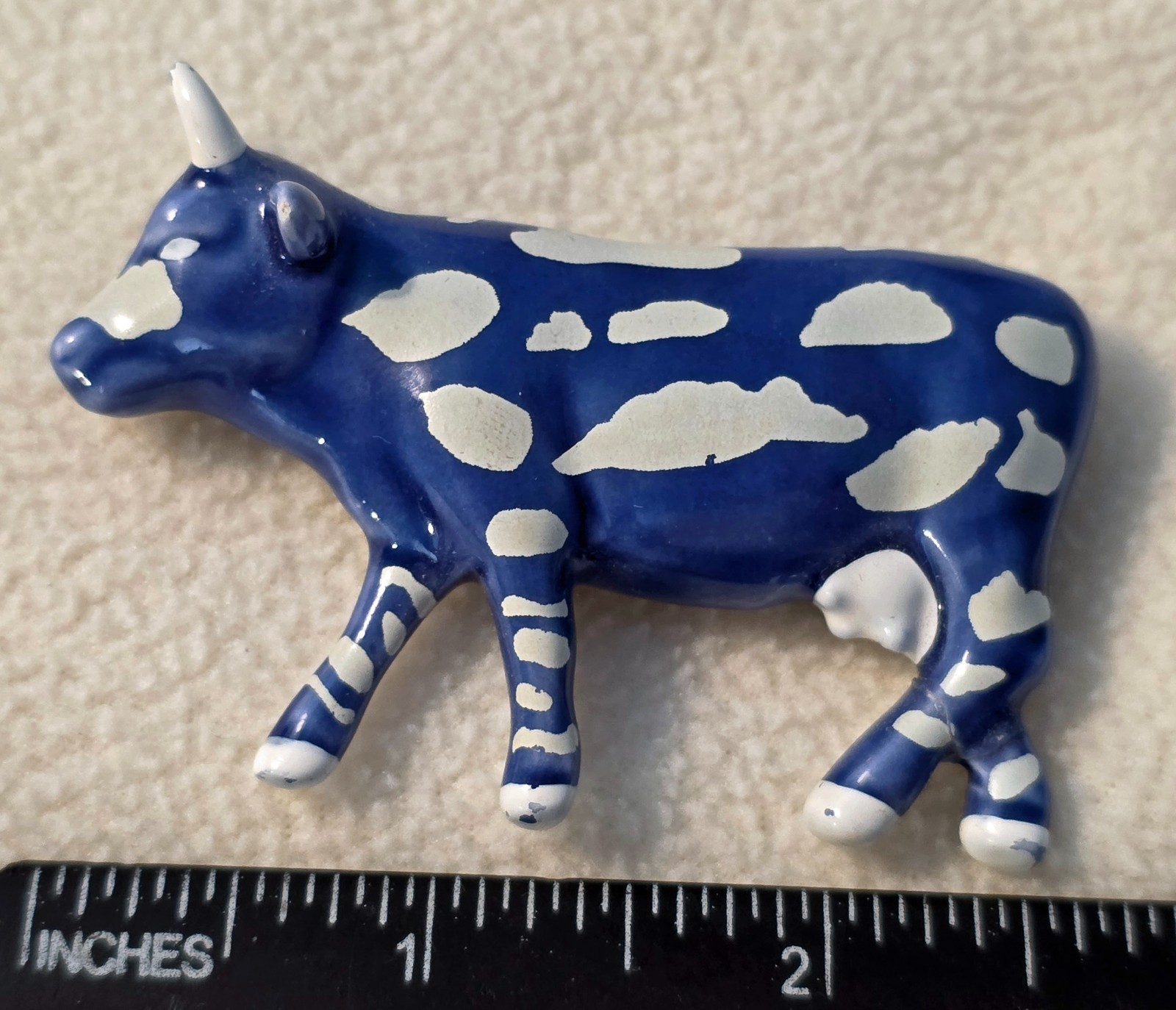 Ceramic 2001 Cow Parade Sky Cow Magnet #7425, about 2 3/4