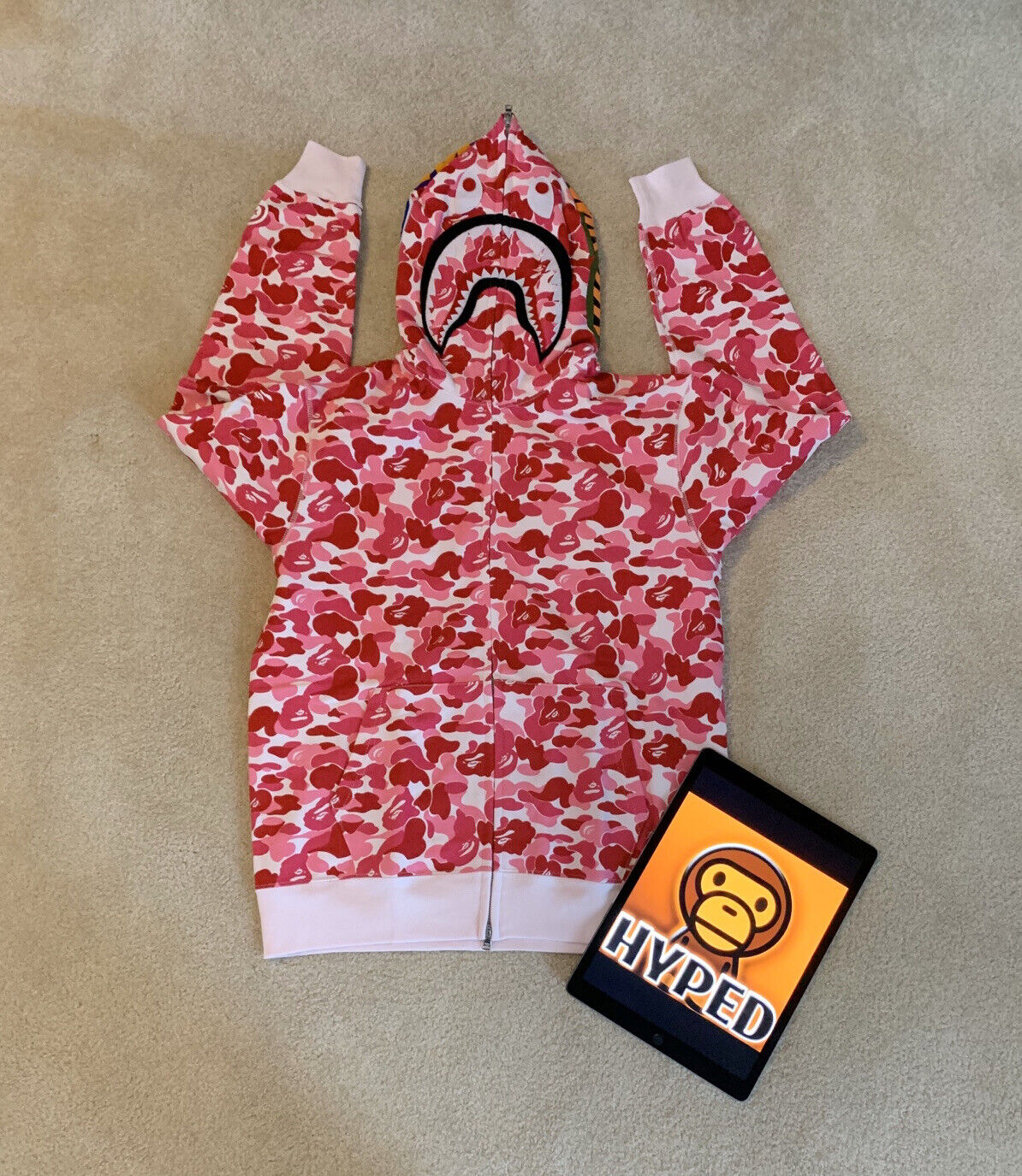 Как выглядит коробка от Bape