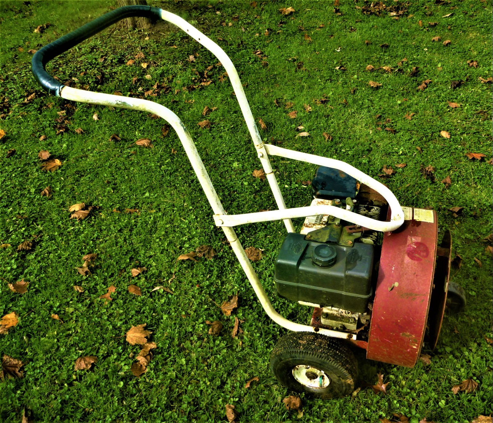 GIANT-VAC LEAF BLOWER 8 H.P. INDUSTRIAL BRIGGS AND STRATTON MOTOR