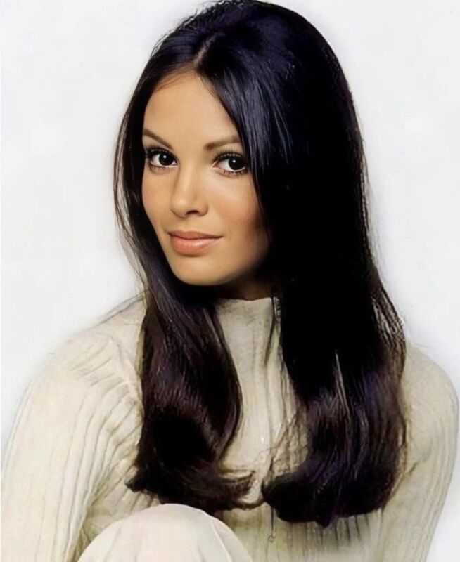 Jaclyn Smith - A Younger Headshot !!