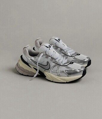 Nike sneakers white and silver hotsell
