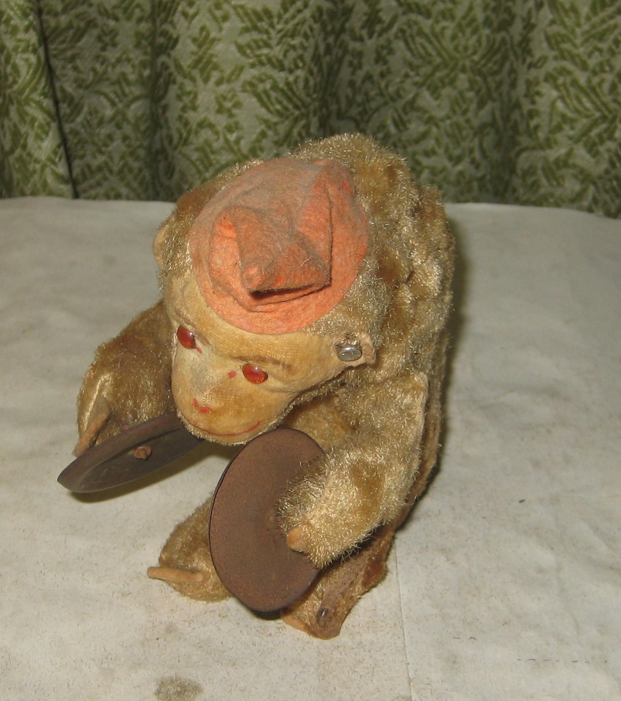 298F-1 VINTAGE TOY MONKEY WITH CYMBALS, 7 INCH TALL, SOME MOVEMENT WHEN PICTURES