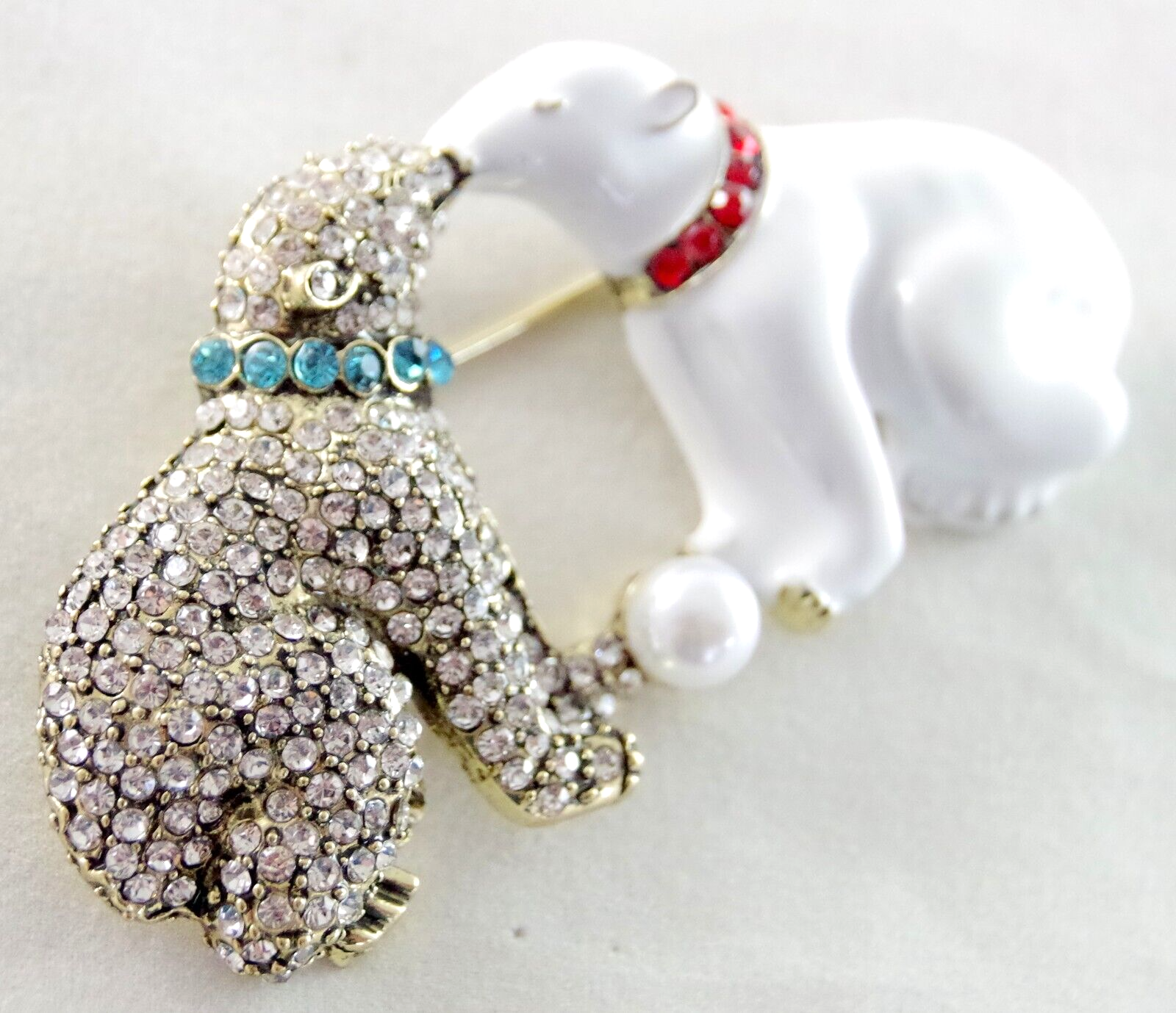 3 1/8" UNSIGNED HEIDI DAUS STYLE POLAR BEAR KISS CRYSTAL RHINESTONE PEARL BROOCH