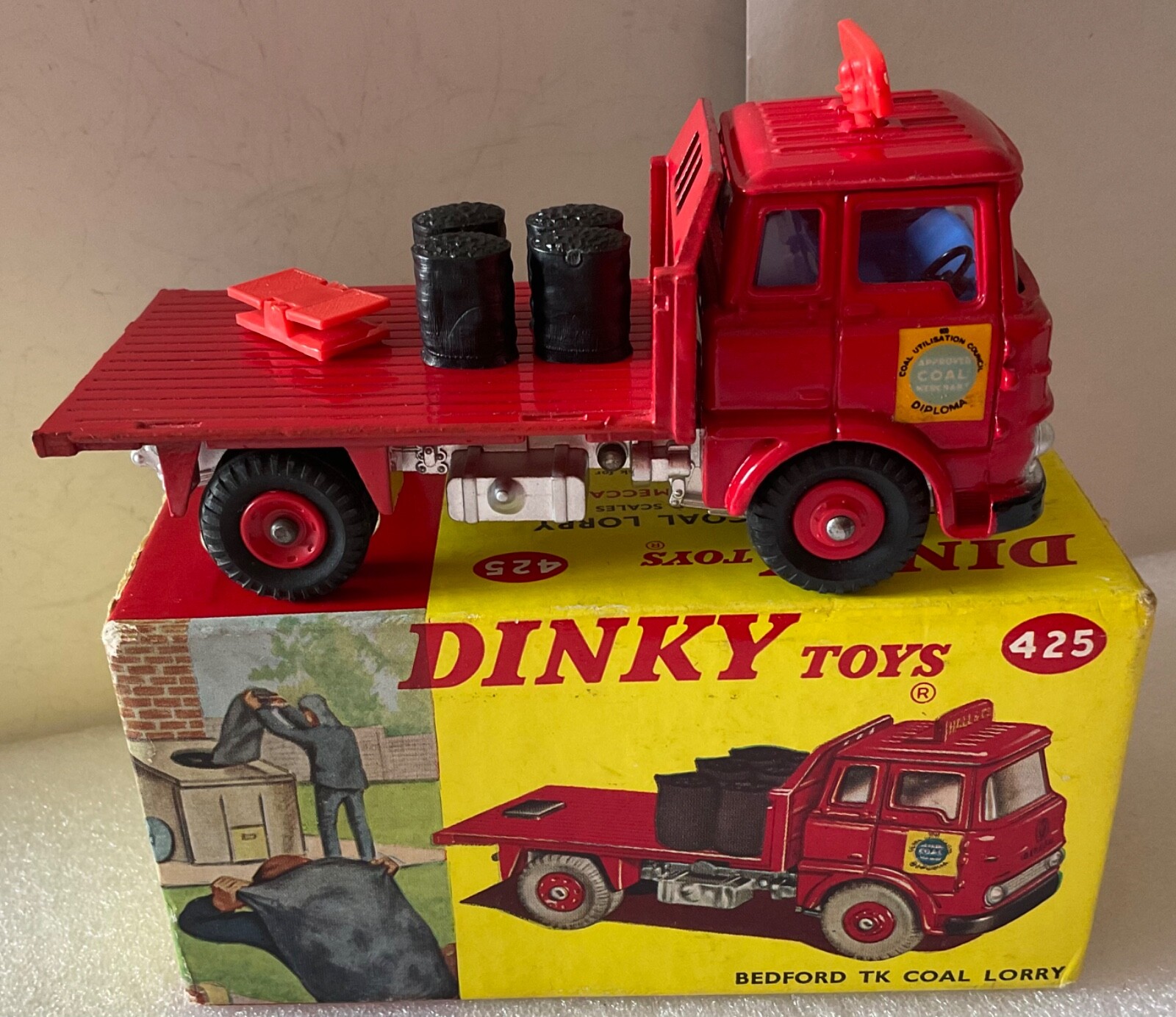 DINKY TOYS 425. BEDFORD TK COAL WAGON HALL & Co.c/w SACKS