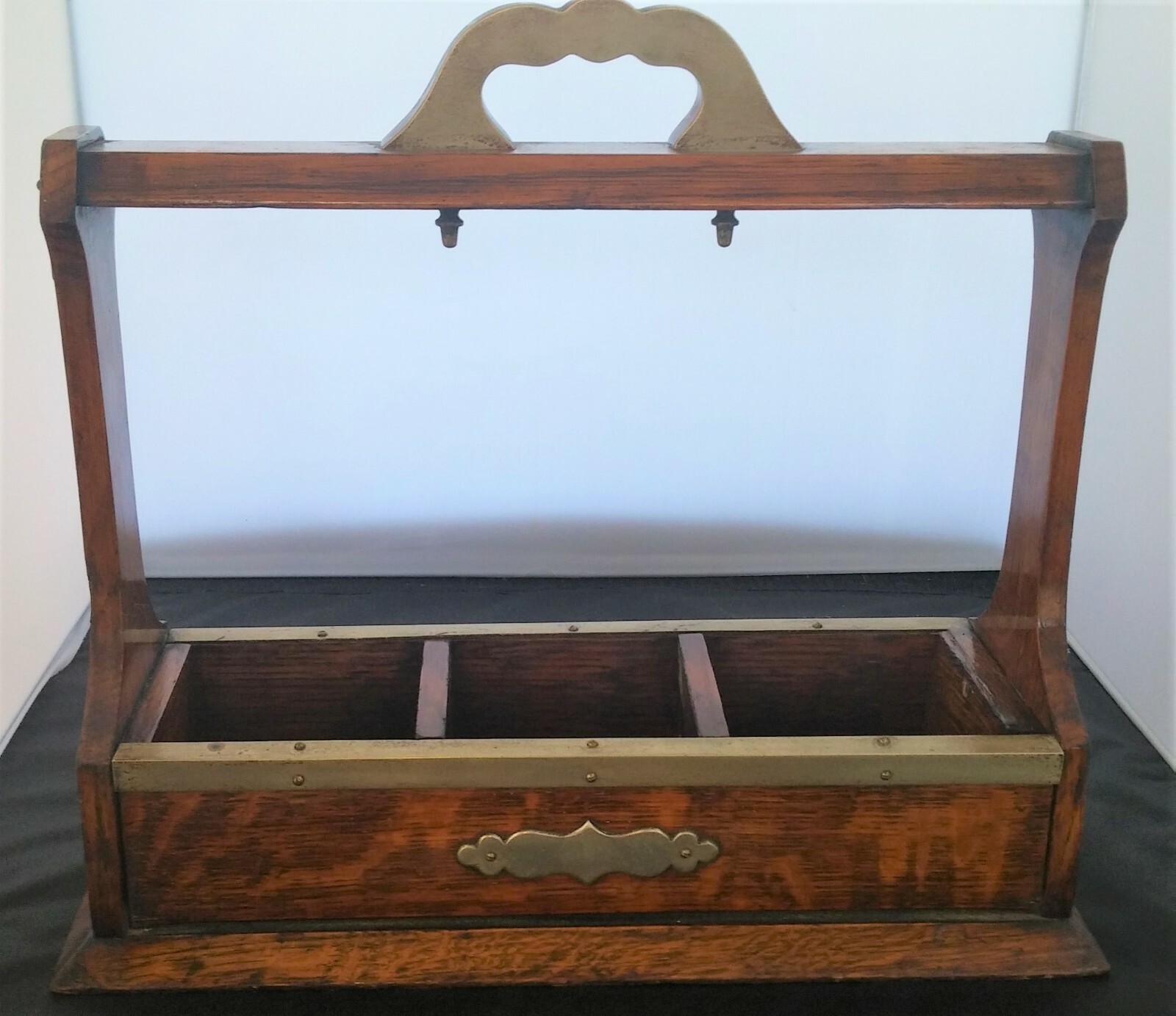 ANTIQUE EDWARDIAN ENGLISH OAK AND BRASS THREE BOTTLE TANTALUS CIRCA 1890-1917