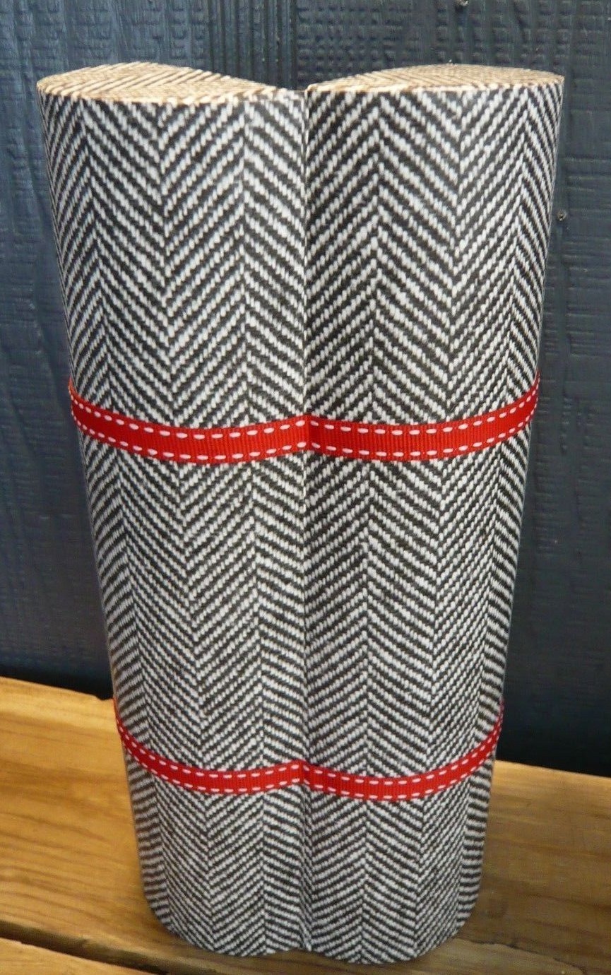 COLLECTIBLE WINE HOLDING BOX B&W TWEED IMAGE APPLIED RED FROG CLOSURE