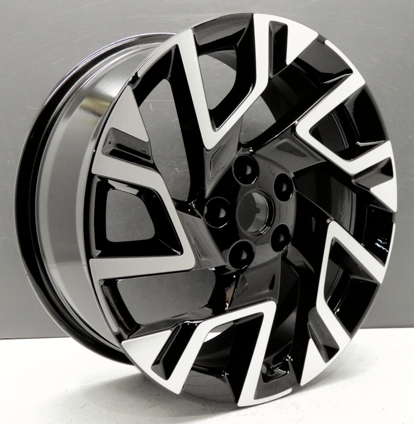 GENUINE KIA X-CEED DIAMOND CUT 18