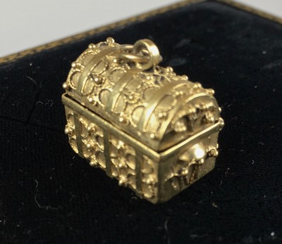 Vintage Large 14K Gold Etruscan Style Trunk Charm Lots of Detail Opens  Quality