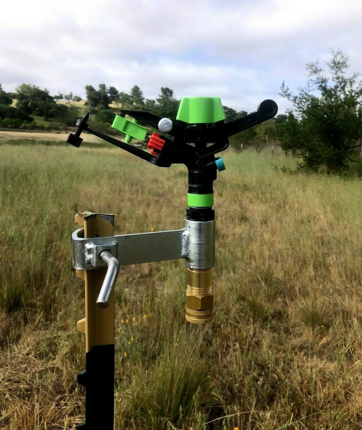 T-POST SPRINKLER BEAUTIFUL COVERAGE 100 FT, W/ LOW PSI GARDEN, DUST, FOOD PLOT 