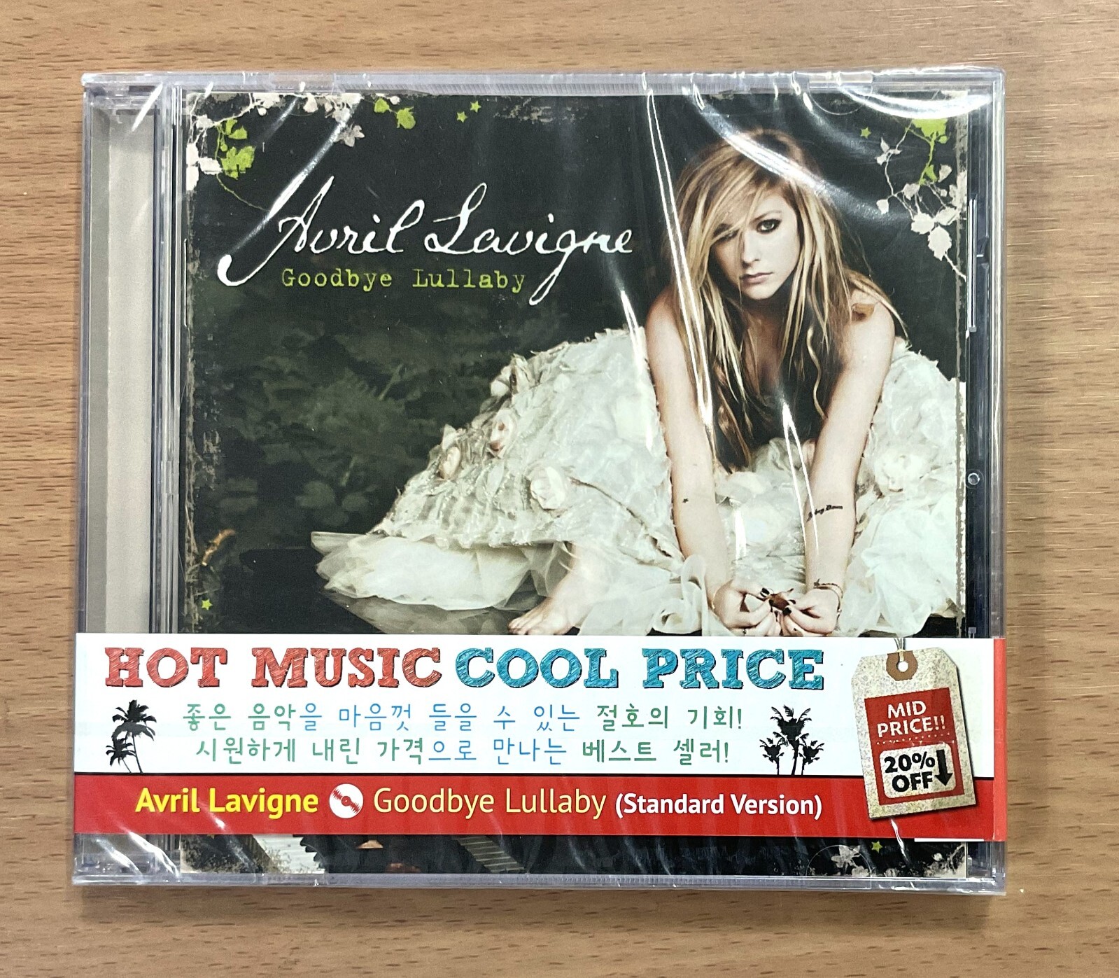 Avril Lavigne サイン入りCD CD) Avril Lavigne - Goodbye Lullaby (Standard Edition) | eBay