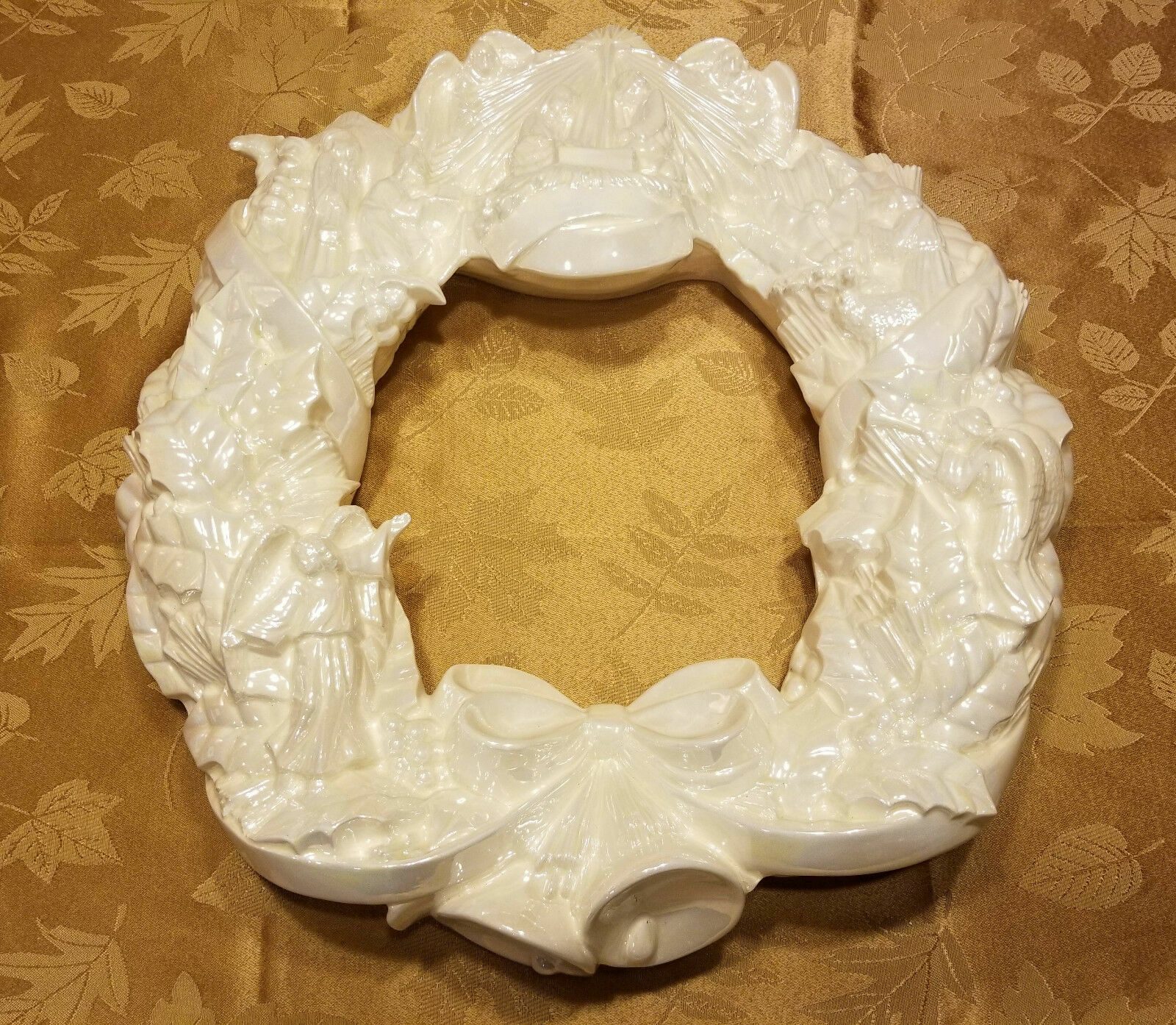 Vintage 1984 Arnel's Ceramic Christmas Wreath Nativity Scene Pearl Opalescent