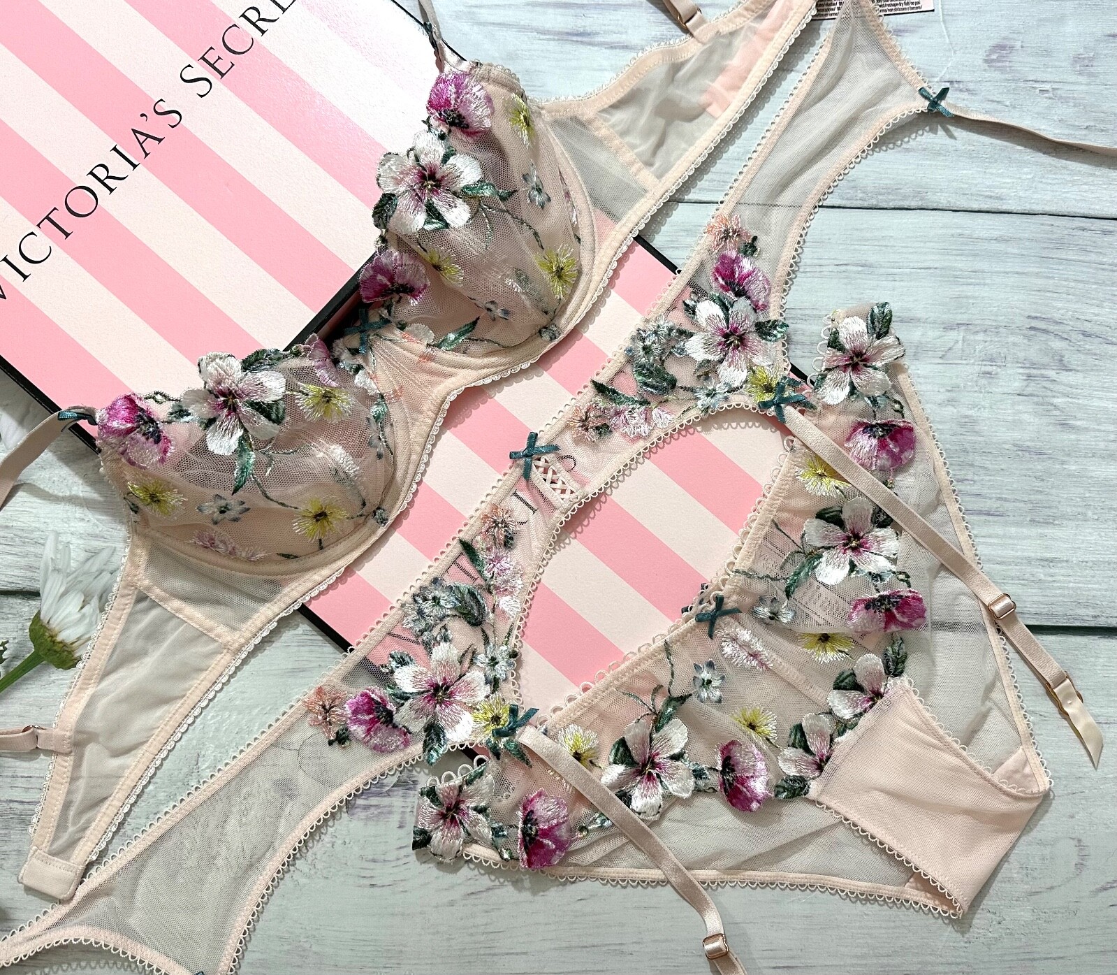 

Victorias Secret Dream Angels Spring-Bouquet Комплект из 3 бюстгальтеров с подвязками Cheekini, White rose pink