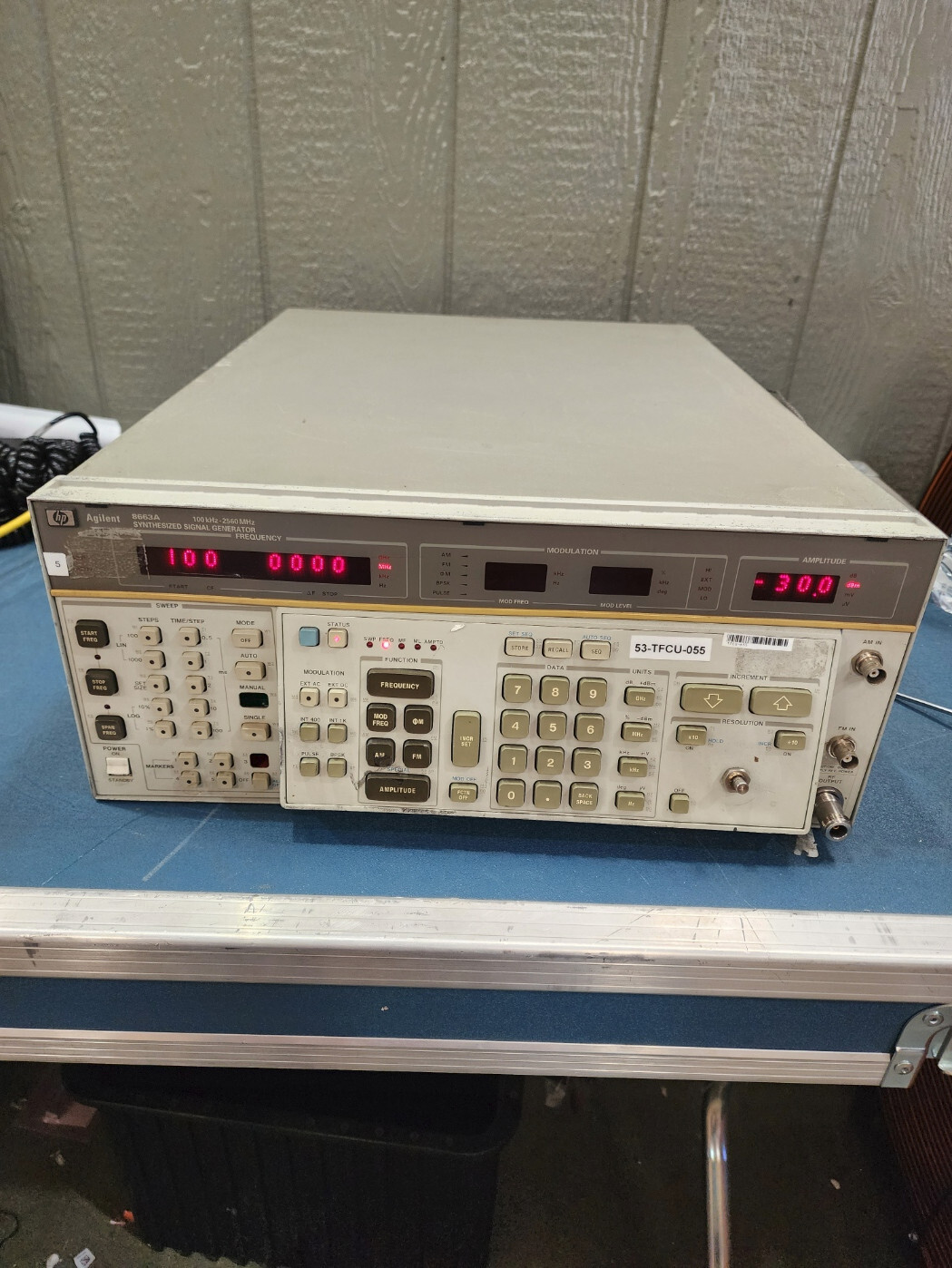 HP 8643A 0.26-2060MHz 信号発生器　ジャンク HP 8643A Synthesized Signal Generator 0.26 - 1030 MHz