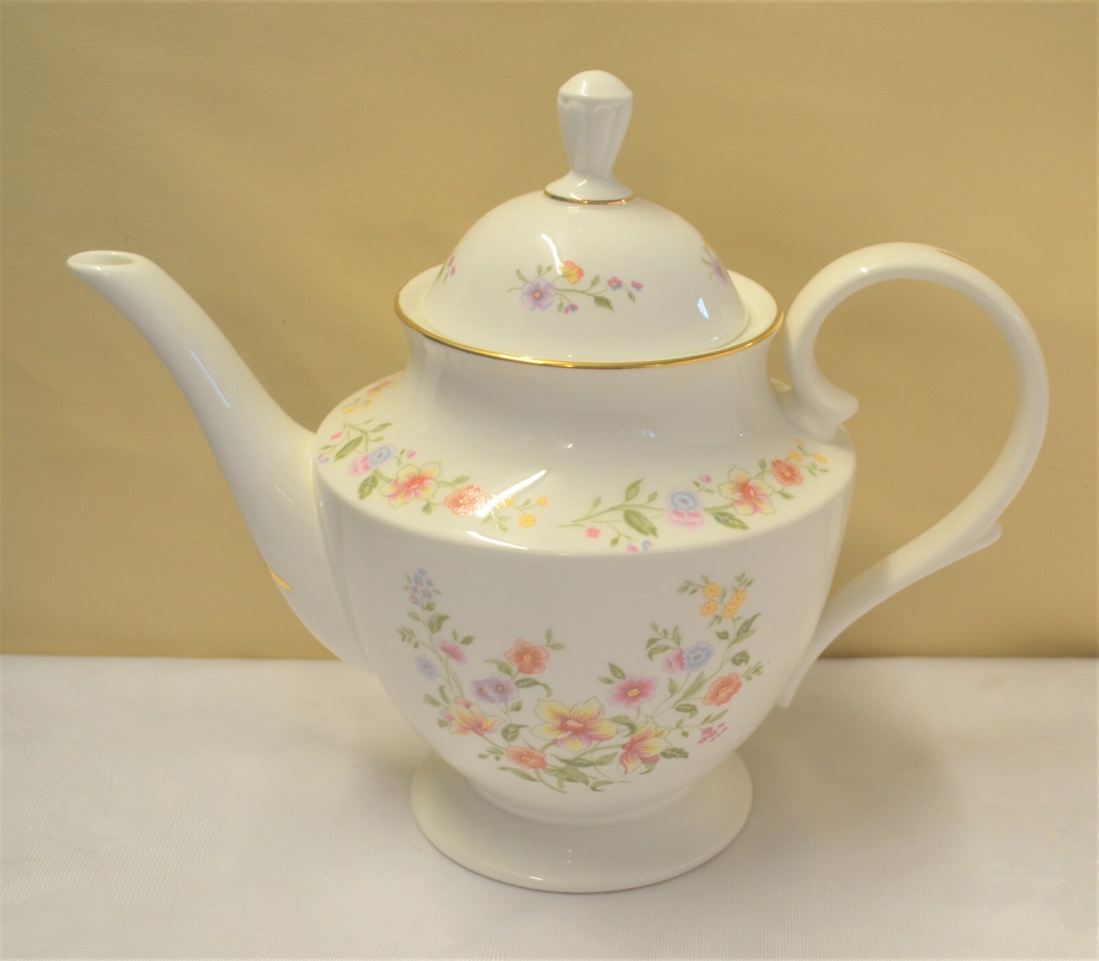 Large Mayfair Alpine / Country Meadow Flowers Teapot Capacity Approx 2