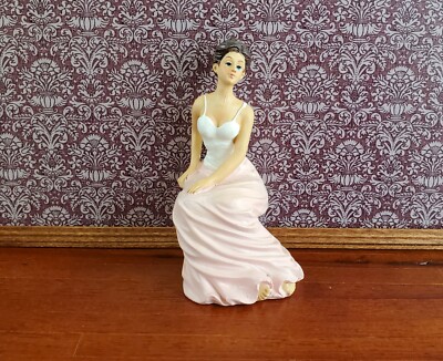 Melody Jane Puppenhaus-Figur – Viktorianische Dame In Pflaumen-Outfit, Porzellan, 15 Cm, Maßstab 1:12