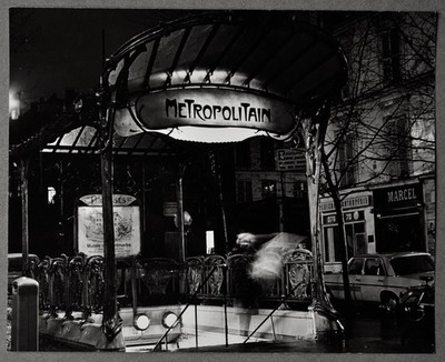 photo claude Laurence métro des Abbesses art nouveau Guimard Paris by night 1960