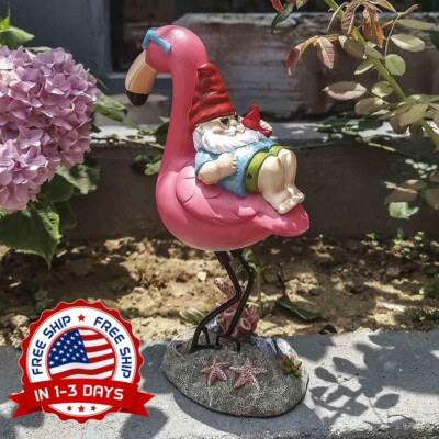 Divertido gnomo reclinado sobre figuras de flamencos adorno de regalo Resina NEW
