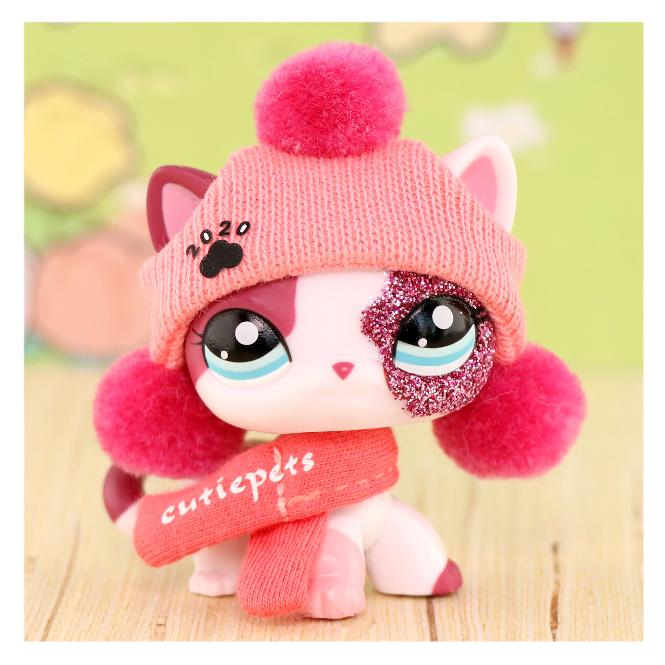 Toy LPS Pets Shorthair Cat #2291 Deep Pink & White Body Blue