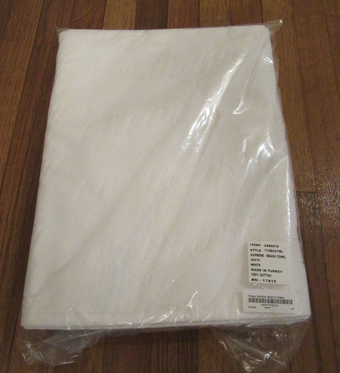 Supreme - Debossed Beach Towel 白 Supreme Supreme Debossed Logo Beach Towel (White) SS18 Brand New | eBay