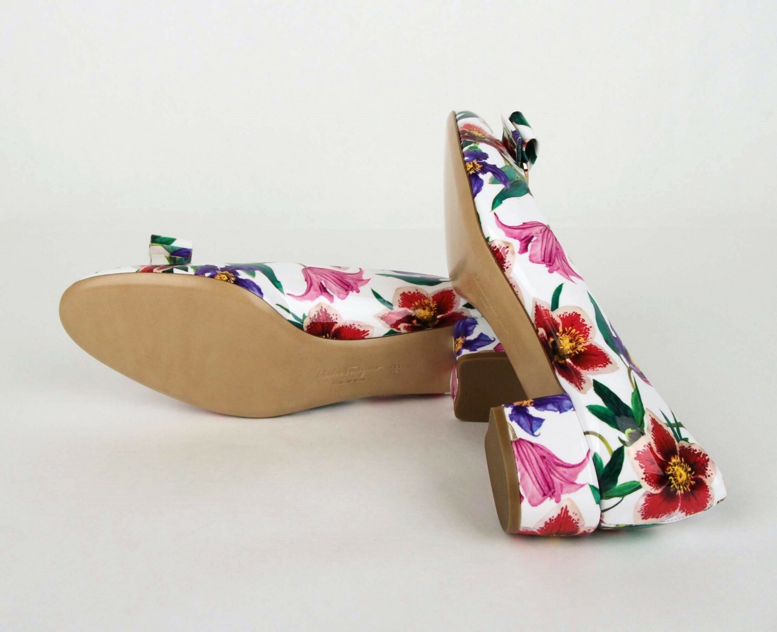 Pre-owned Ferragamo Salvatore  Women's Vara 6 White Patent Leather Floral Bow Pump 0688977