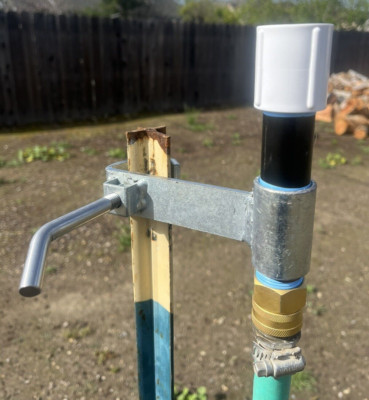 UNIVERSAL T-POST SPRINKLER CLAMP 1/2'' OR  3/4'' IMPACTS/ ROTORS/ WOBBLERS/ ETC