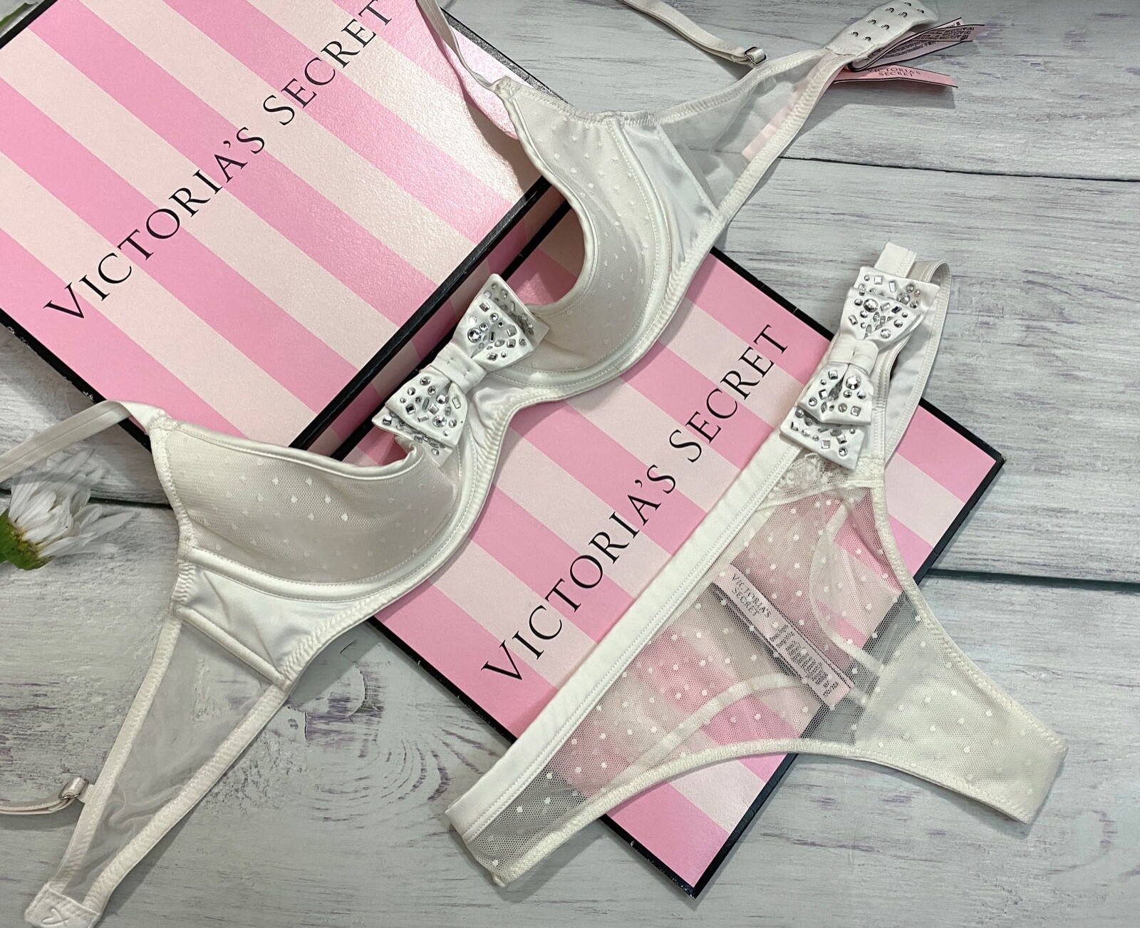 

Бюстгальтер-стринги Victorias Secret Luxe Quarter без подкладки 3/4 Semi Cup со стразами и бантом, Белый, Luxe Lingerie