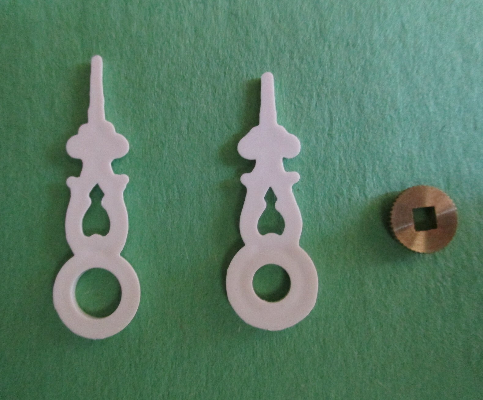 WHITE PLASTIC CUCKOO CLOCK HANDS w/ BRASS BUSHING FOR 70 MM DIAL NEWの