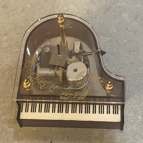 ラッキーズミュージックボックス Sankyo Gold Tone Heart Shaped Music Box, Victorian Couple