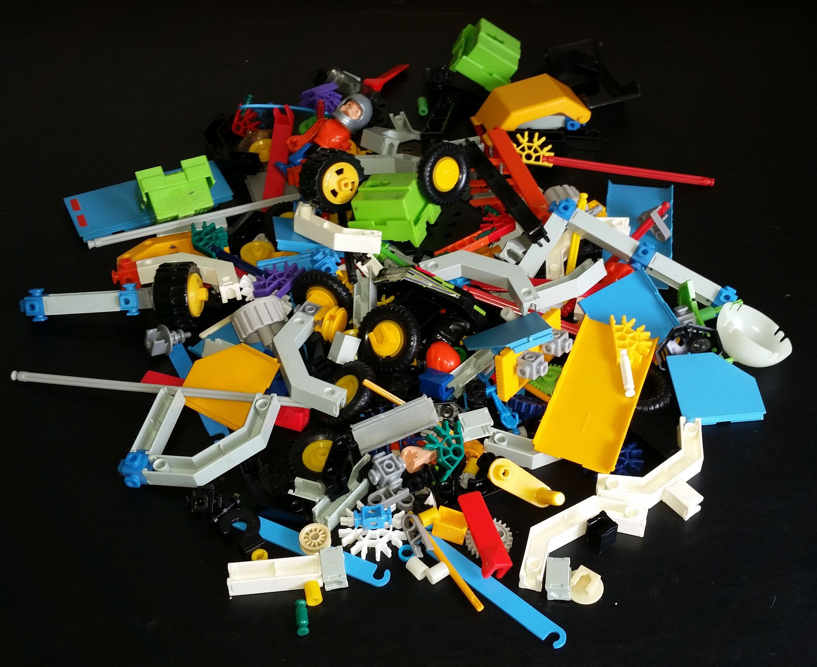 1.5 lb MIXED LOT OF CONSTRUX AND K'NEX BUILDING BLOCKS