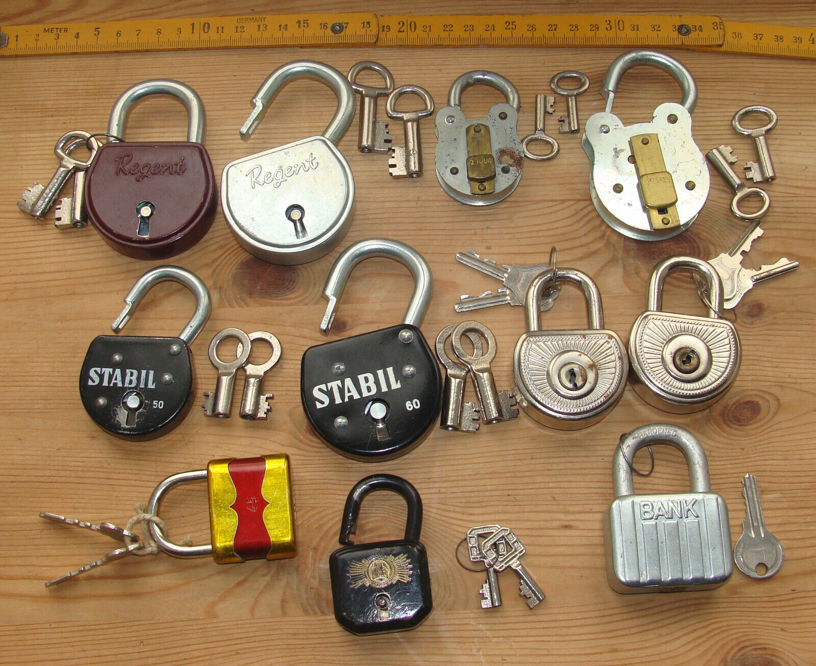 11 alte Bügel Schlösser mit Schlüsseln.