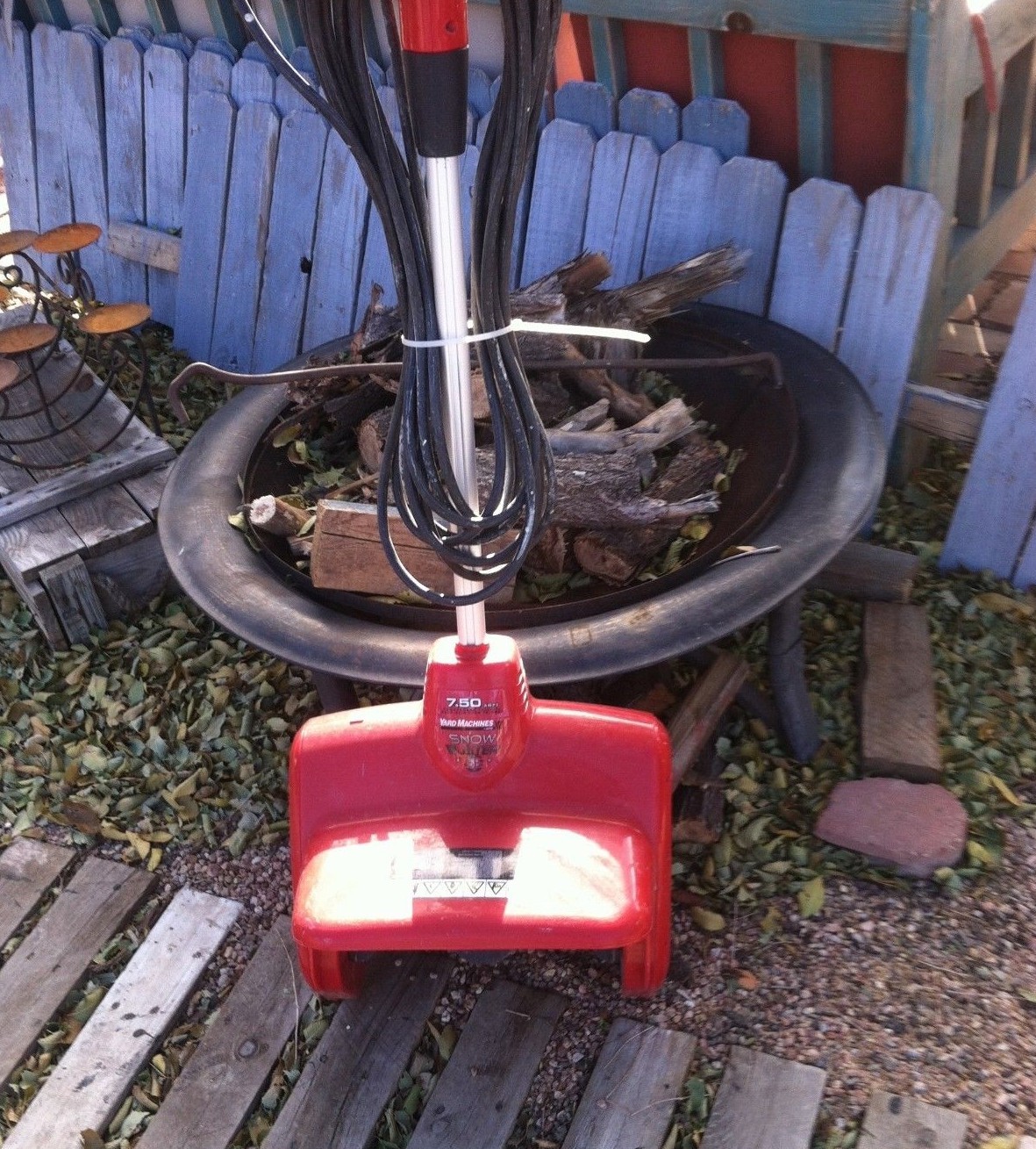 ELECTRIC snow blower, YARD MACHINE-SNOW BUSTER 7.50 amps, 25' cord