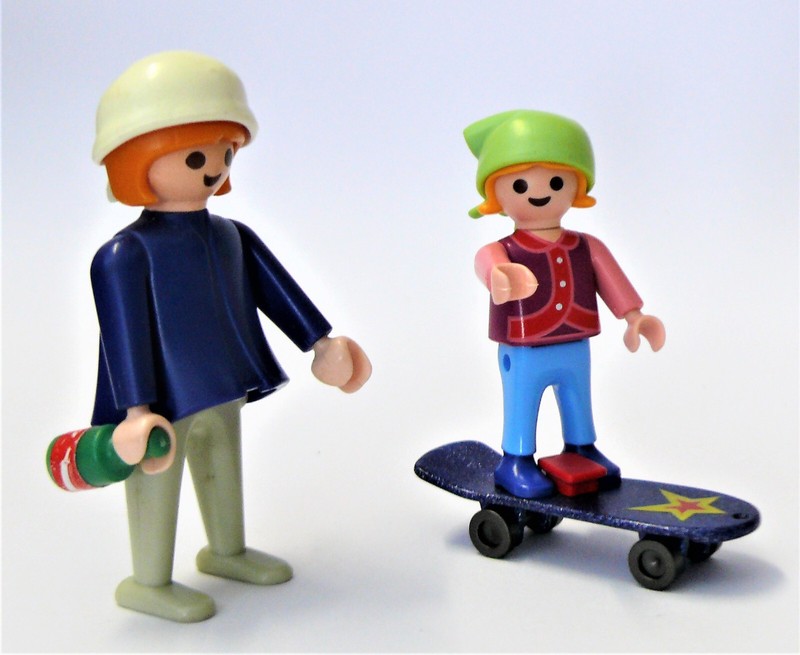 B0903 / Playmobil Â® - Mutter Lernt Kind Scateboard Fahren