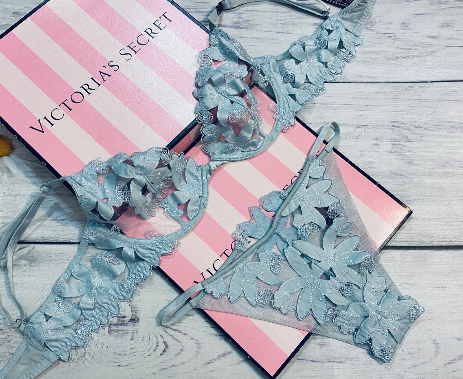 

Комплект бюстгальтера без подкладки Victorias Secret LUXE с цветочной вышивкой темно-синего цвета, Синий