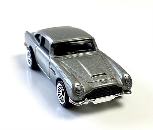 新品12個セットホットウィールベーシックカーアストンマーティン 1963 DB5 Amazon.com: Hot Wheels Aston Martin 1963 DB5, HW Screen Time
