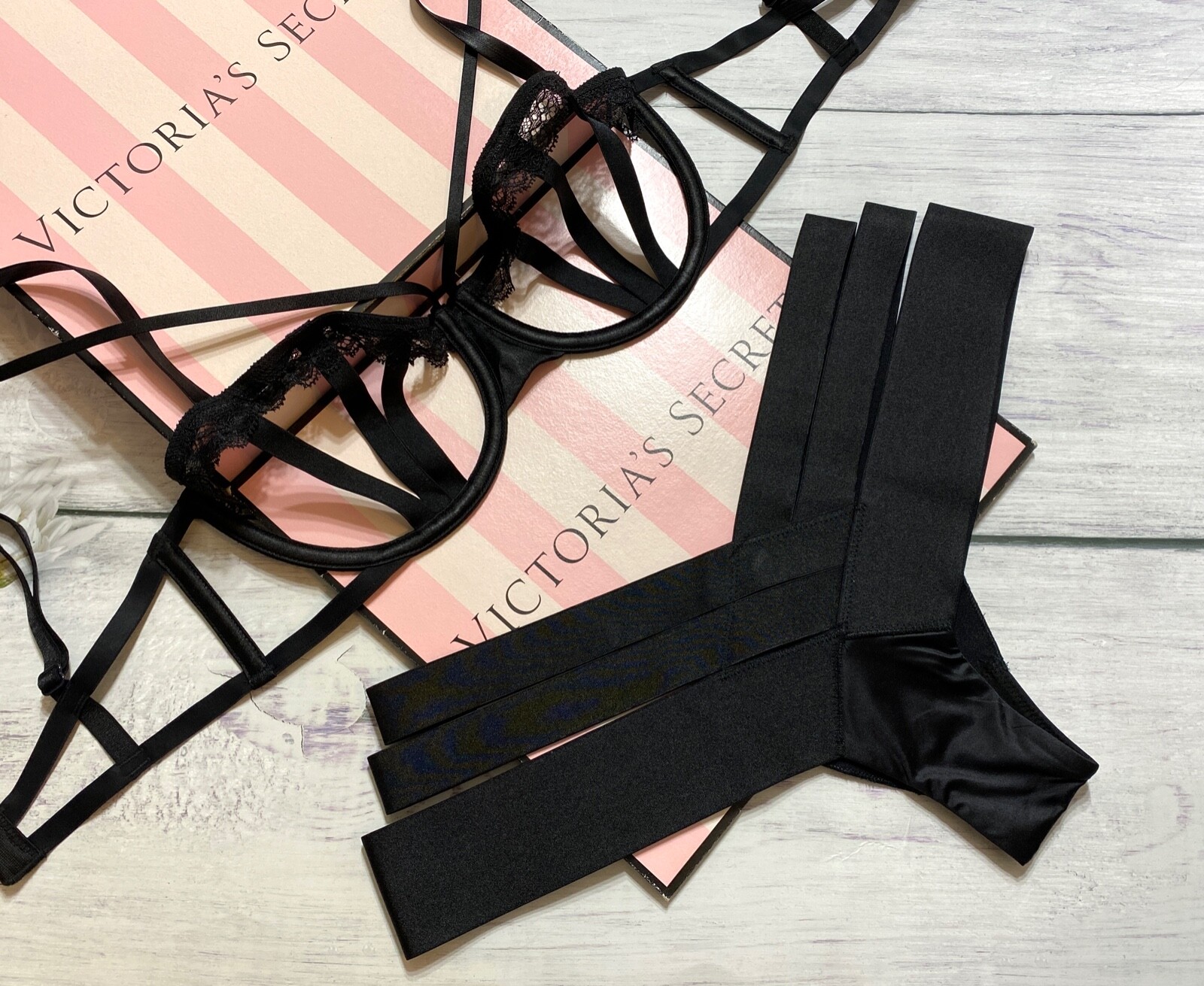 

NWT Victorias Secret Luxe Sheer Cut-Out Strappy Balcone Bra Cheeky Set Black, Черный