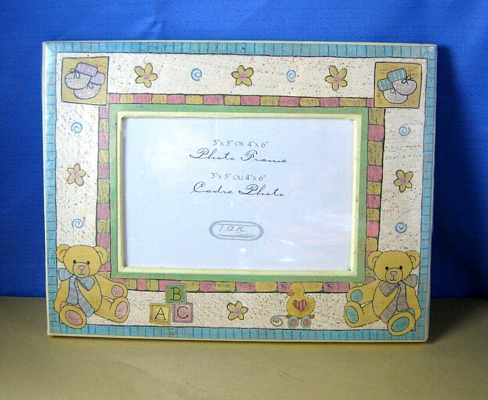 < NEW T.A.R. Designs EASEL BACK TEDDY BEAR PHOTO FRAME 3x5” 4x6” Baby Blue Edge