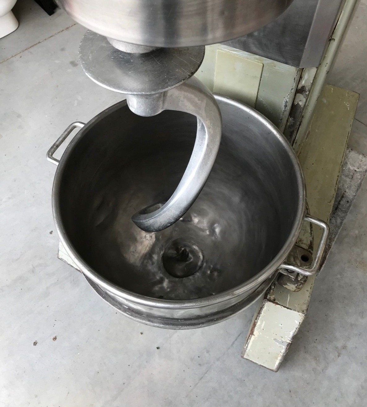 Hobart H600T 60 QT Pizza Bakery Dough Mixer with Stainless Bowl and Paddle