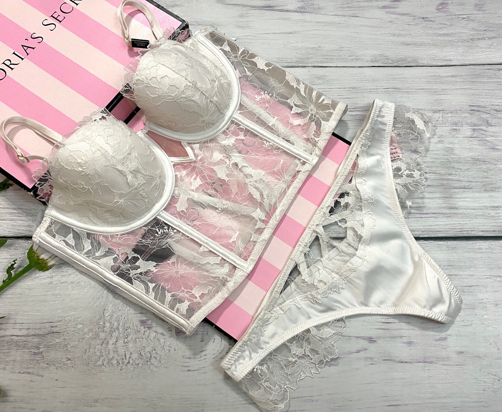 

Victoria s Secret очень сексуальное бюстье на легкой подкладке, белый комплект с украшением