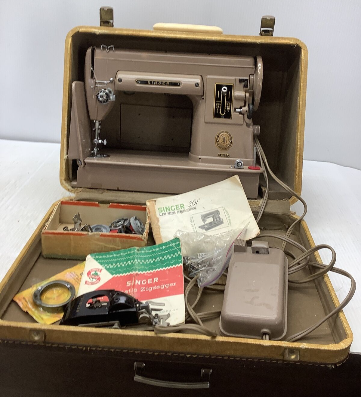 VINTAGE 301A SINGER SEWING MACHINE W/ CASE & ACCESSORIES~Pow