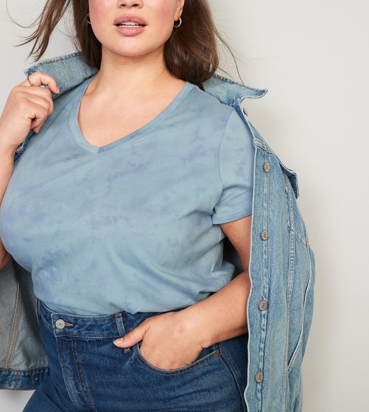 

ЖЕНСКАЯ ХЛОПКОВАЯ ФУТБОЛКА С ПРИНТОМ TIE DYE С V-ОБРАЗНЫМ ВЫРЕЗОМ ФУТБОЛКА  18 20 2X PLUS, Blue tie dye multicolor